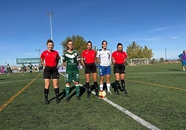 Las capitanas de ambos equipos junto al trío arbitral antes del comienzo del choque.