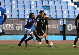 Tala intenta llevarse la pelota en el duelo ante el Melilla.