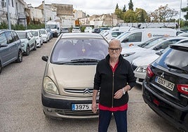 José, vecino del Casco Antiguo, esperando a que salga un coche para meter el suyo en las traseras del Palacio de Godoy.