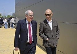 Luis Carrero y su abogado, a las puertas de los juzgados de Badajoz.