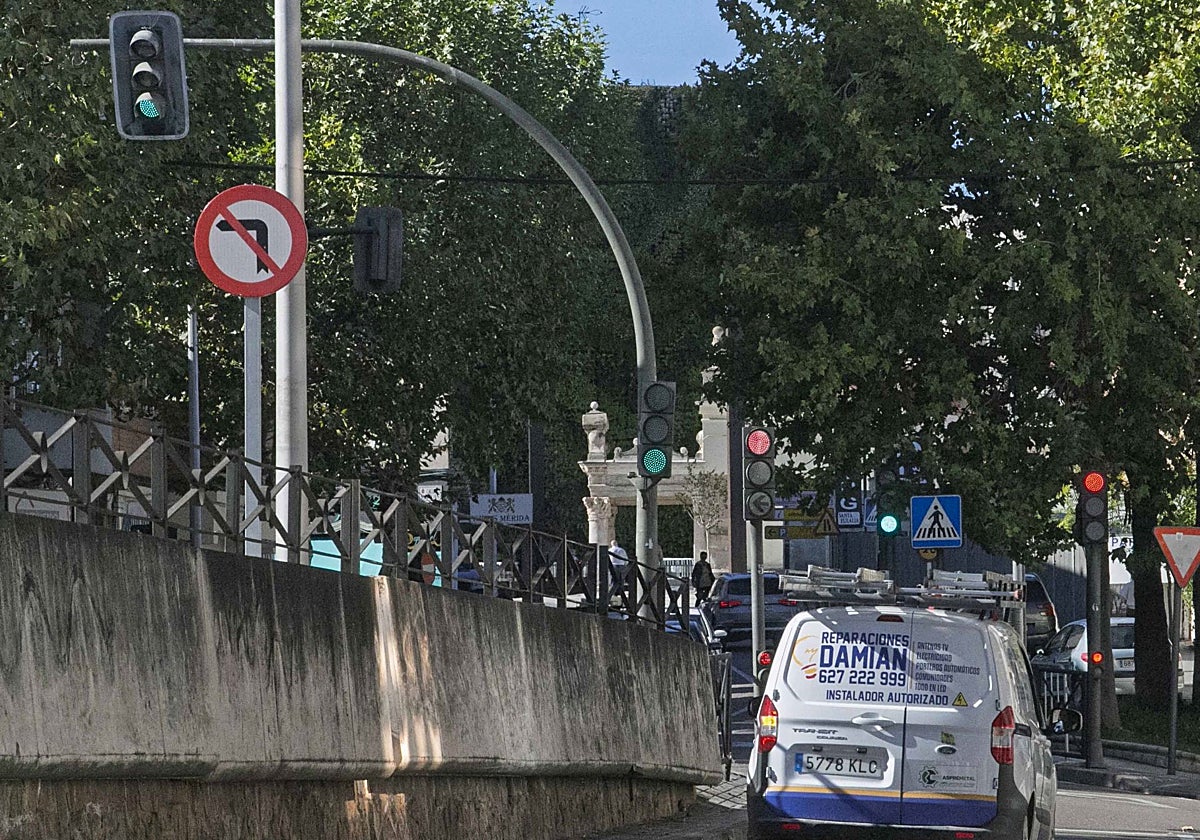 Cruce de semáforos en la avenida de Extremadura.