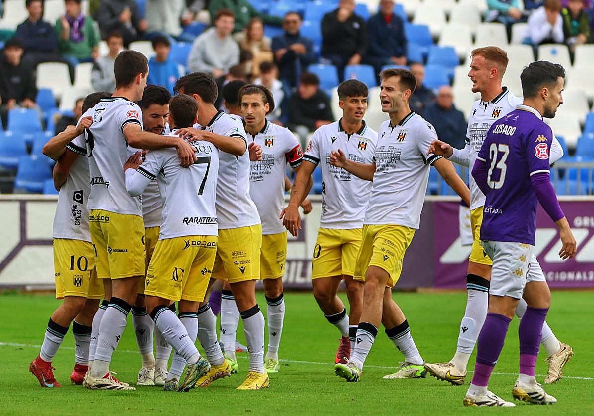 Los jugadores del Mérida celebran el primer gol del pasado sábado en Guadalajara.