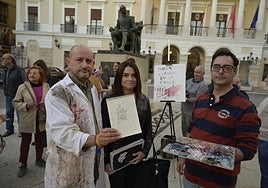 Los alumnos de Artes y Oficios delante del Ayuntamiento.