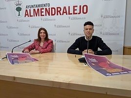 La concejal Isabel Ballesteros junto a Ricardo Hurtado, de AFEx.