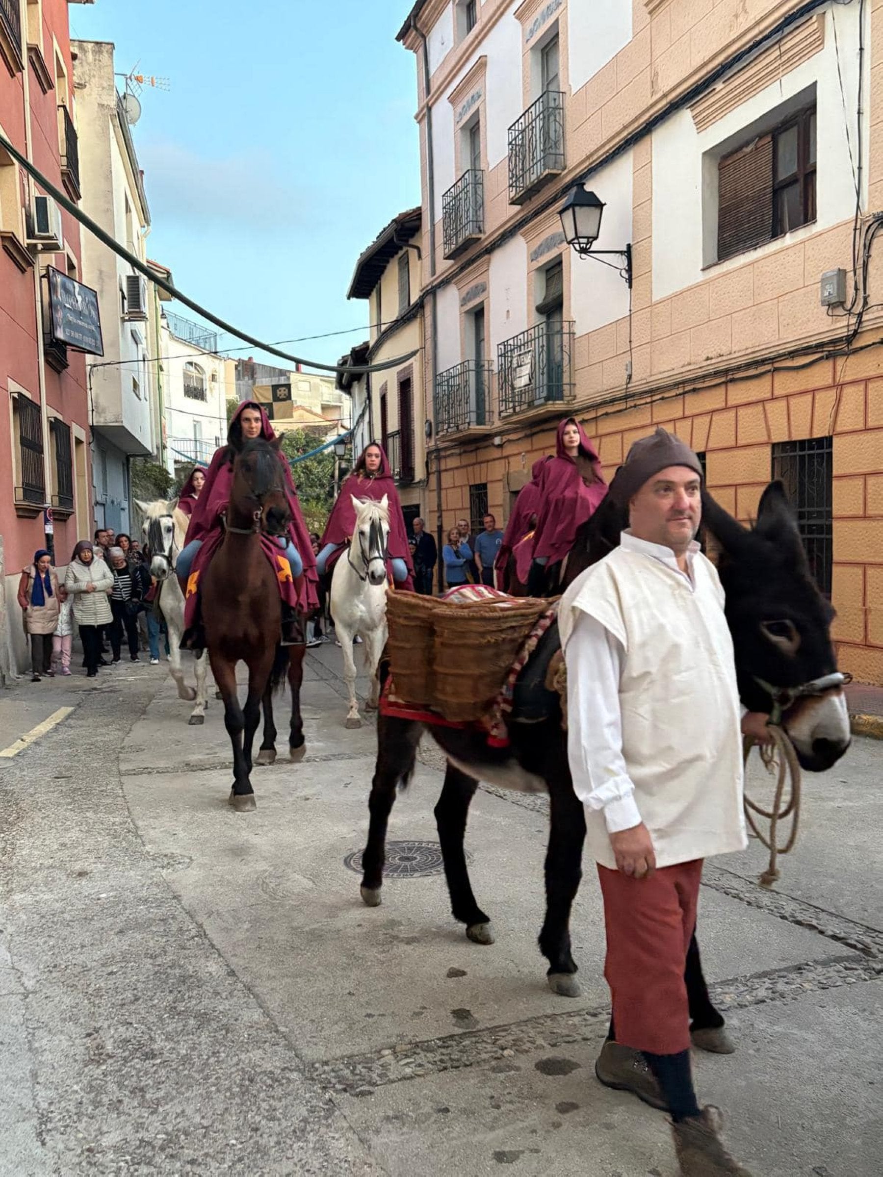 Vecinos ataviados de aldeanos.