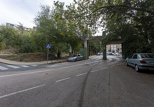 Los vecinos de La Madrila quieren que se mejore el  acceso principal al Parque del Príncipe.