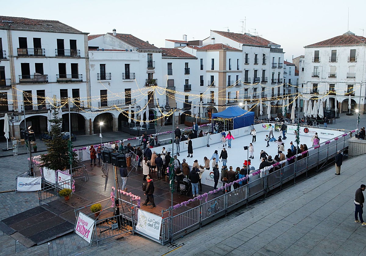 Pista de hielo sintético instalada durante la última Navidad en la Plaza Mayor de Cáceres.