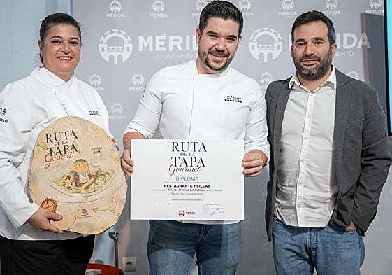 Rafael Albor, en el centro, del restaurante Las Siete Sillas junto al delegado de Turismo, Felipe González.