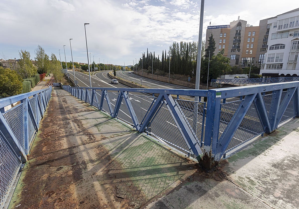 La asociación vecinal Castellanos-Macondo ha pedido que se adecente el puente peatonal que hay junto al hotel V Centenario.