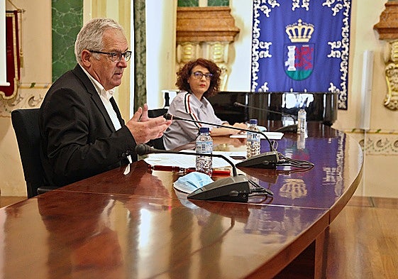 El exdiputado Francisco Martos y la funcionaria Emilia Parejo, en una presentación en la Diputación de Badajoz.