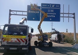 Actuación en una carretera de Badajoz.