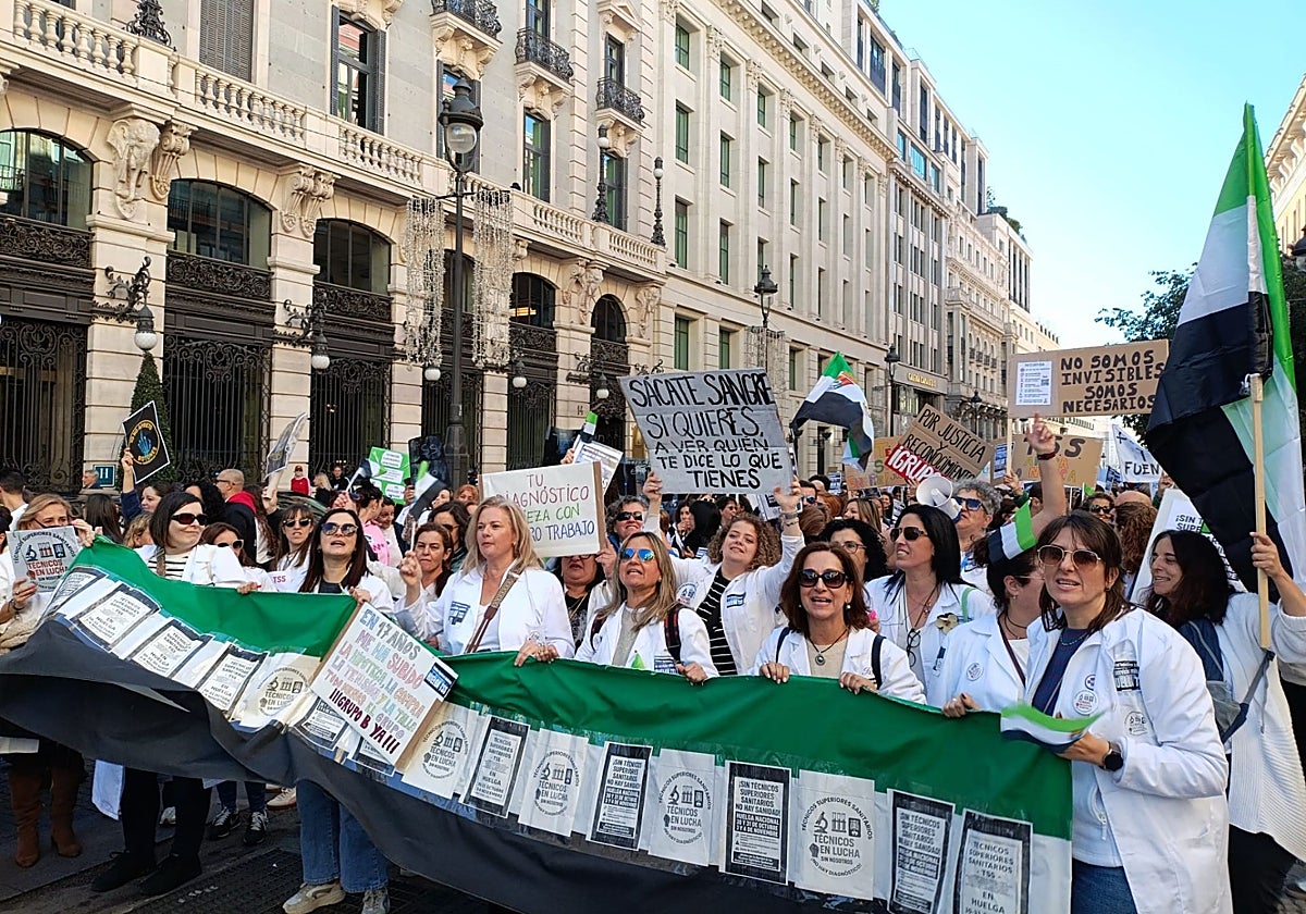 Técnicos superiores sanitarios extremeños durante la manifestación celebrada en Madrid el pasado lunes.