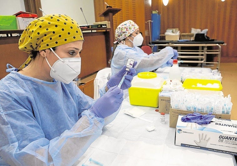 El SES empezará a vacunar de la gripe y la covid por las tardes y sin cita previa el próximo lunes