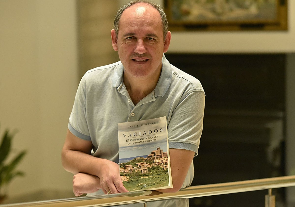 Juanjo Montes, con su anterior novela, 'Vaciados'.