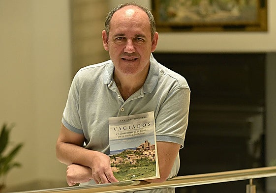 Juanjo Montes, con su anterior novela, 'Vaciados'.