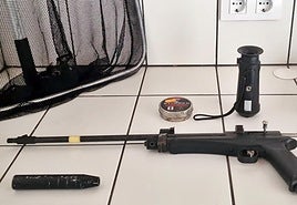 Intervienen a un vecino de Trasierra una pistola de aire comprimido con silenciador para cazar perdices