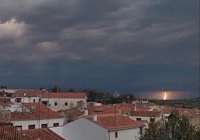 Descarga eléctrica captada desde Valencia de Alcántara.