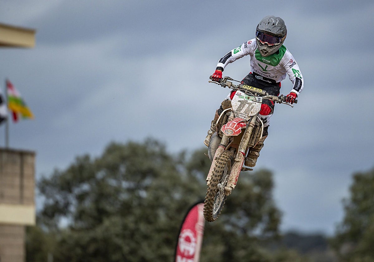 El piloto extremeño Santiago Cordero durante la prueba de MX 85 del Nacional celebrada en Mérida.