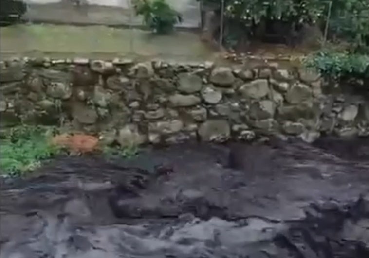 Las lluvias ya tiñen de negro ríos por el arrastre de ceniza de los incendios