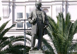 Estatua de José Moreno Nieto en la plaza de Minayo de Badajoz.