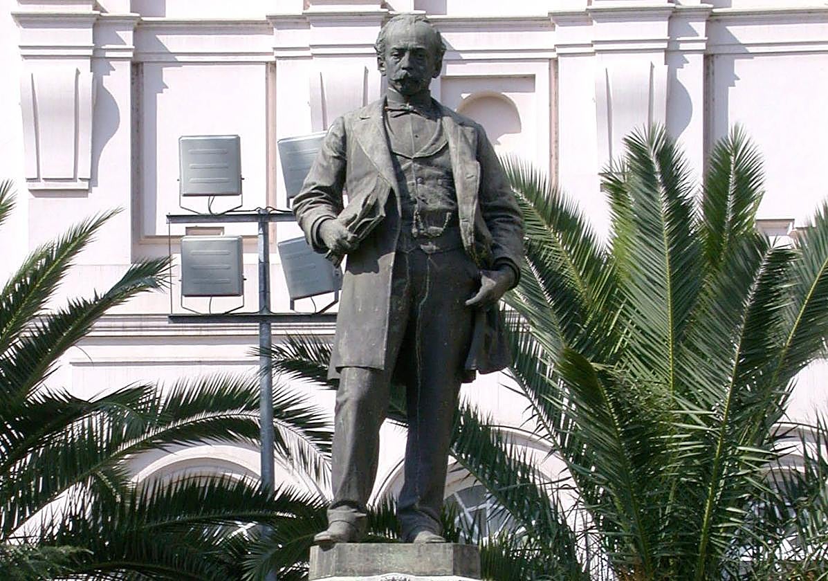 Estatua de José Moreno Nieto en la plaza de Minayo de Badajoz.