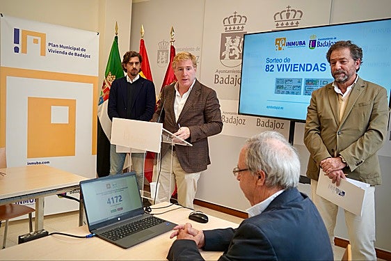 El secretario general del Ayuntamiento, Mario Hermida, dio fe durante el sorteo de VPO celebrado este miércoles en el Palacio Municipal.