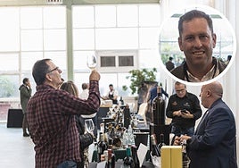 Ambiente en el Palacio de Cristal del Hotel Río. En detalle, Javier Barrero, gerente de La Bodega Santa Marina y organizador de 'Badajoz Wine Experience'.
