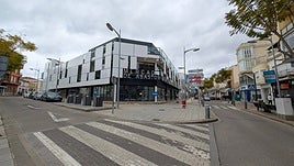 Los contenedores se encuentran en uno de los laterales.