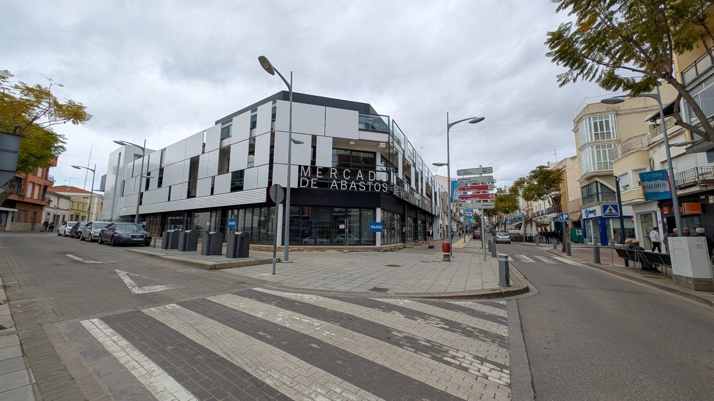 Los contenedores se encuentran en uno de los laterales.