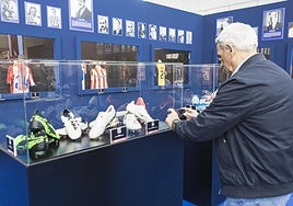 Un visitante observa la exposición sobre el Atlético de Madrid.