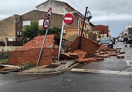 Muro caído en La Zarza, municipio de la comarca de Mérida.