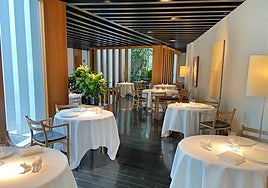 Elegante y acogedor comedor del restaurante Atrio de Cáceres.