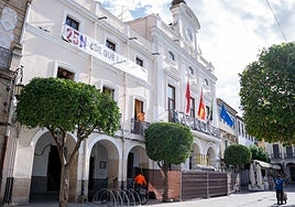 Fachada del Ayuntamiento emeritense ya en obras.