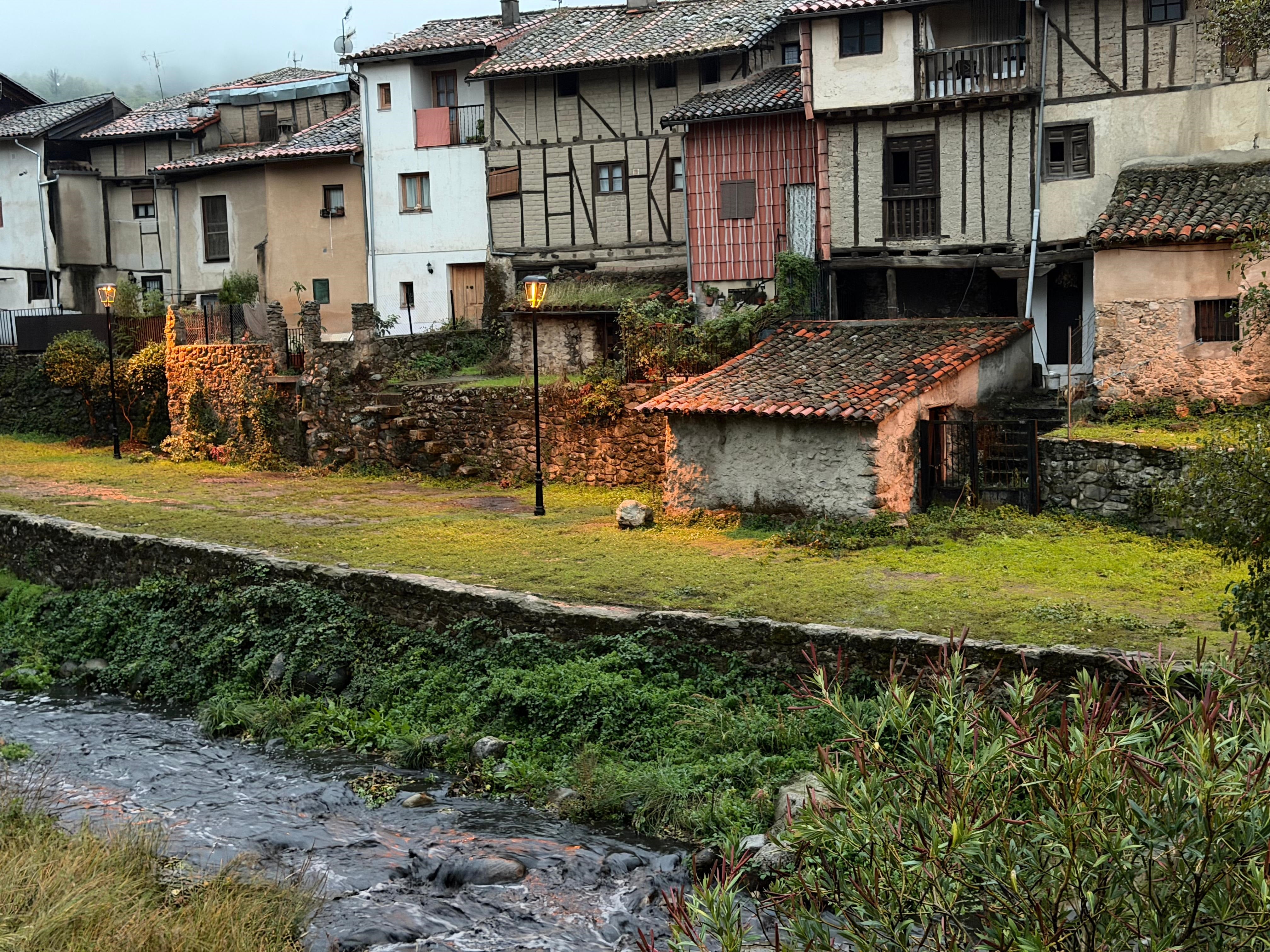 Fotos | Ríos con el agua negra por las cenizas de los incendios
