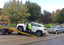 Retirada de vehículos afectados por la tromba de agua de este miércoles.
