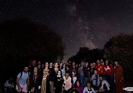 Un grupo de personas en una ruta nocturna de Astroturismo por Extremadura por el Prado de Lácara.
