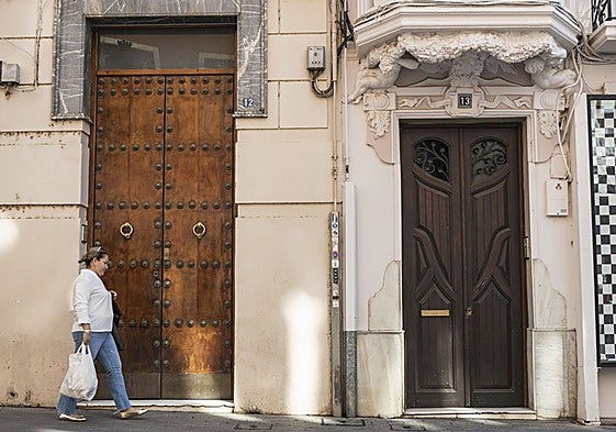 Dos de las puertas, en Muñoz Torrero, incluidas en el catálogo.