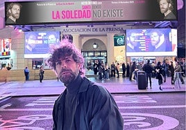 Santi Senso ante los carteles luminosos de su espectáculo 'La soledad no existe' en la Gran Vía'.