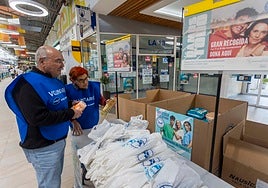 Dos voluntarios en el centro comercial Carrefour este viernes durante la operación Gran Recogida.
