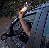 Carrefour se adelanta en Extremadura y lanza su propia baliza de emergencia V-16