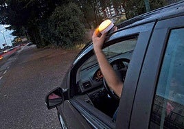 Carrefour se adelanta en Extremadura y lanza su propia baliza de emergencia V-16