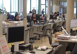 Imagen de archivo de trabajadores en oficinas de la Junta.