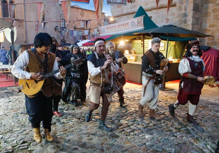 El Mercado Medieval de Cáceres tendrá 200 puestos, espectáculos de luz y sonido y conciertos más grandes
