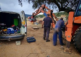 Operarios ultimando la instalación de la desbrozadora.