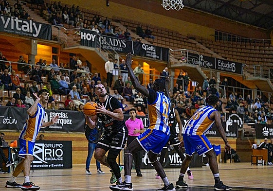 El BCB fue muy superior en todas las facetas del juego ante el Huelva Comercio.