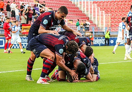 Los jugadores del Extremadura celebran un gol en el Francisco de la Hera.