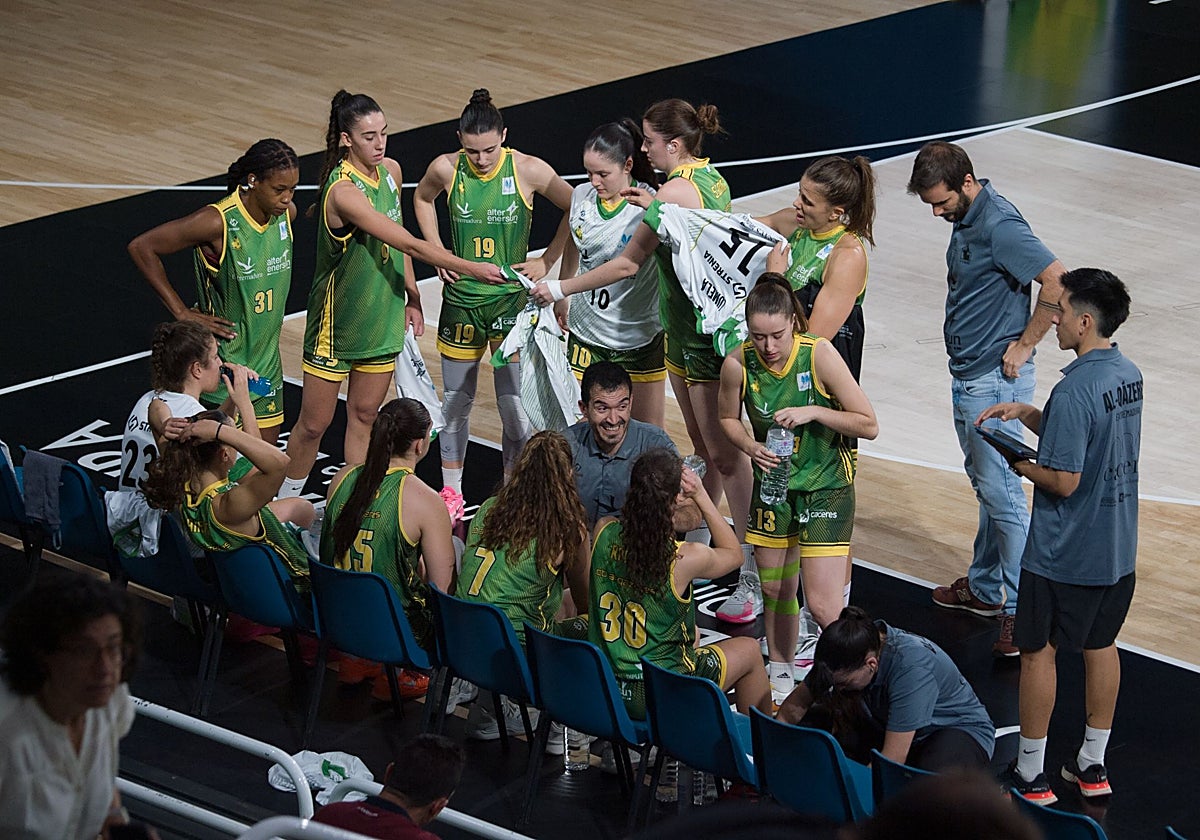 Jesús Sánchez se dirige a sus jugadoras durante un tiempo muerto en un partido de esta temporada.
