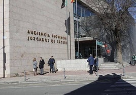 Un año más de cárcel por amenazar desde prisión a su expareja de Plasencia a través de su hija