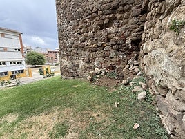 Piedras y cascotes desprendidos del tramo de la Torre Lucía.