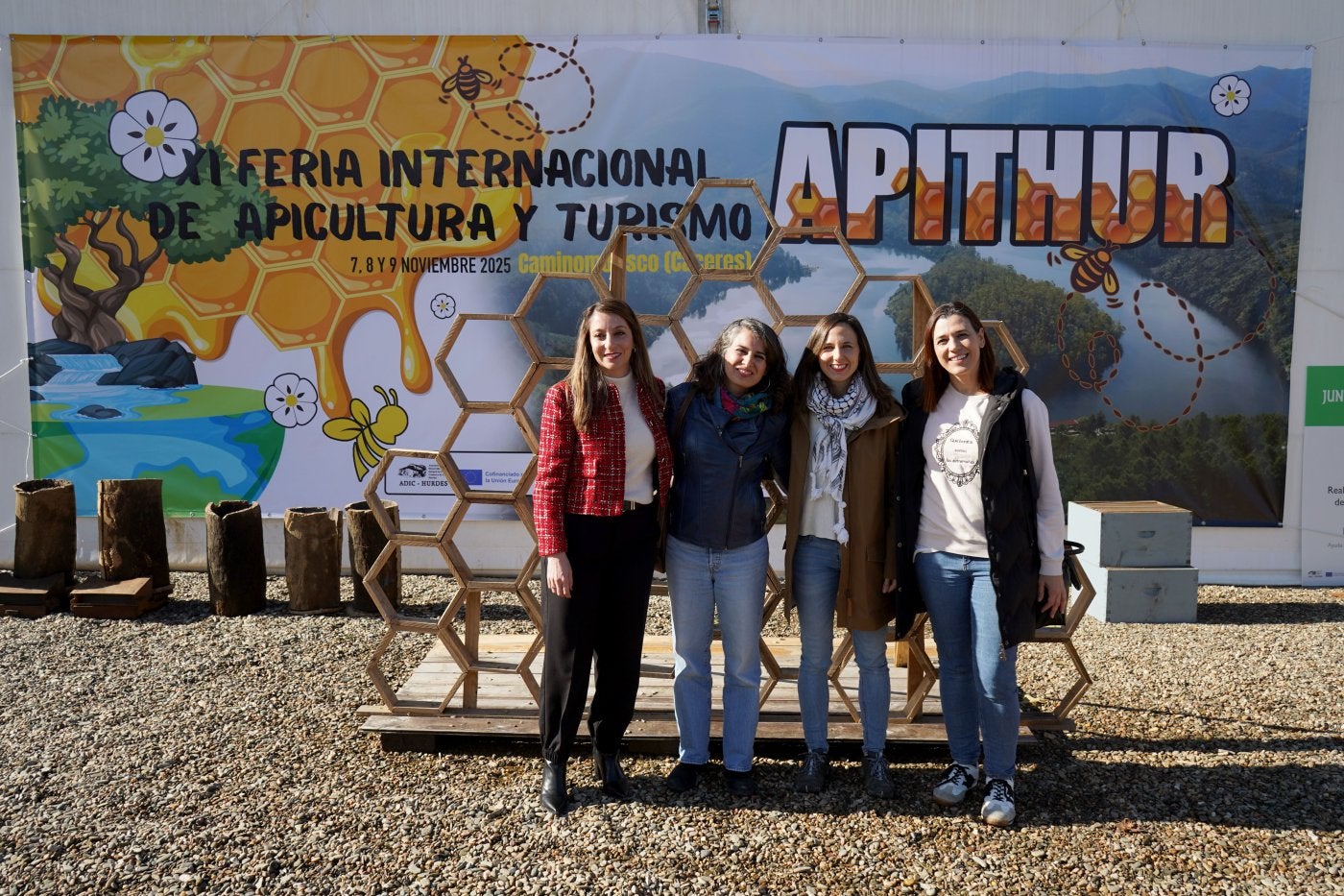Ione Belarra e Irene de Miguel, en la Feria Internacional de Apicultura.
